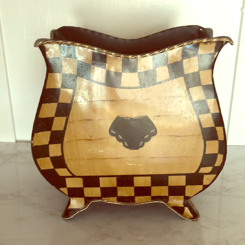 Magazine rack / floral holder. Vintage look